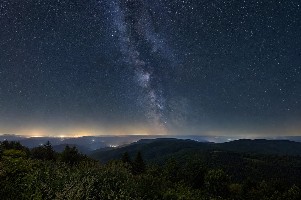 Nachtpanorama over de Vogezenkammen met sterrenhemel